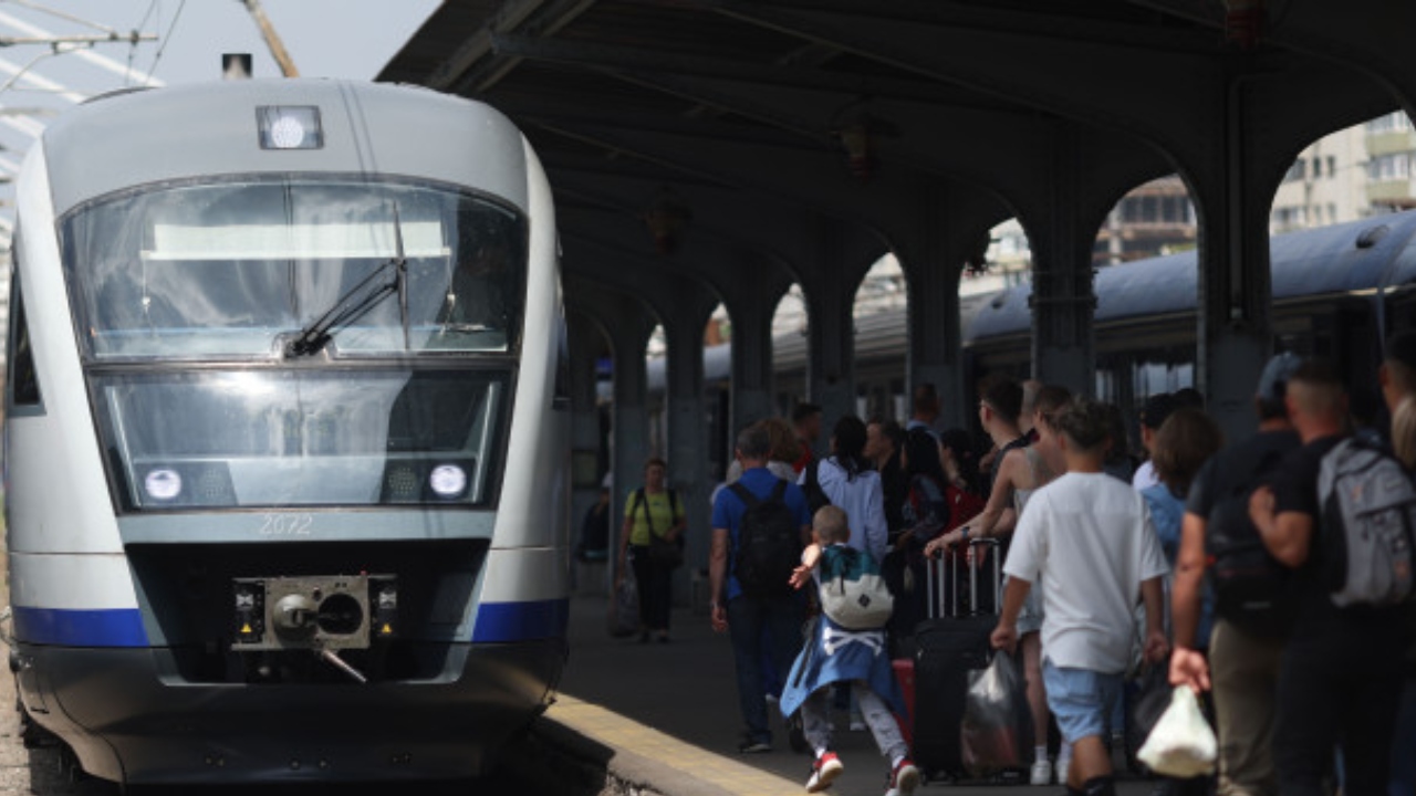 Gratuitățile și reducerile de care elevii beneficiază. CFR, reguli pentru bilete și abonamente în anul școlar 2025-2026