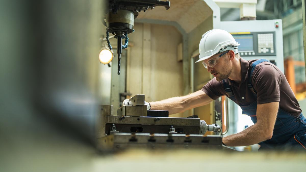 Mesajul ministrului Muncii după ce o fabrică a fost amendată pentru că 295 de angajaţi munceau peste programul declarat: „Vom continua să combatem munca la negru”