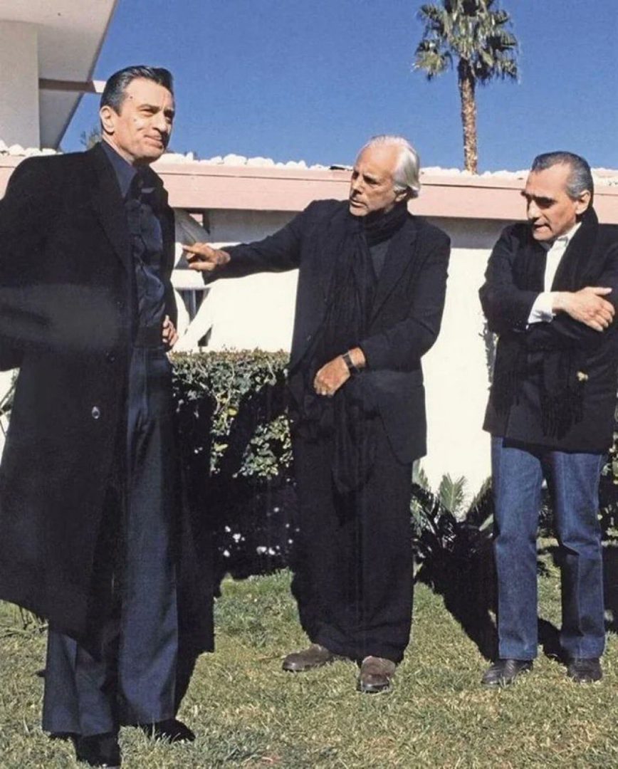 În imagine, Giorgio Armani stând între Robert De Niro și Martin Scorsese pe platourile de filmare ale filmului „Casino” (1995).