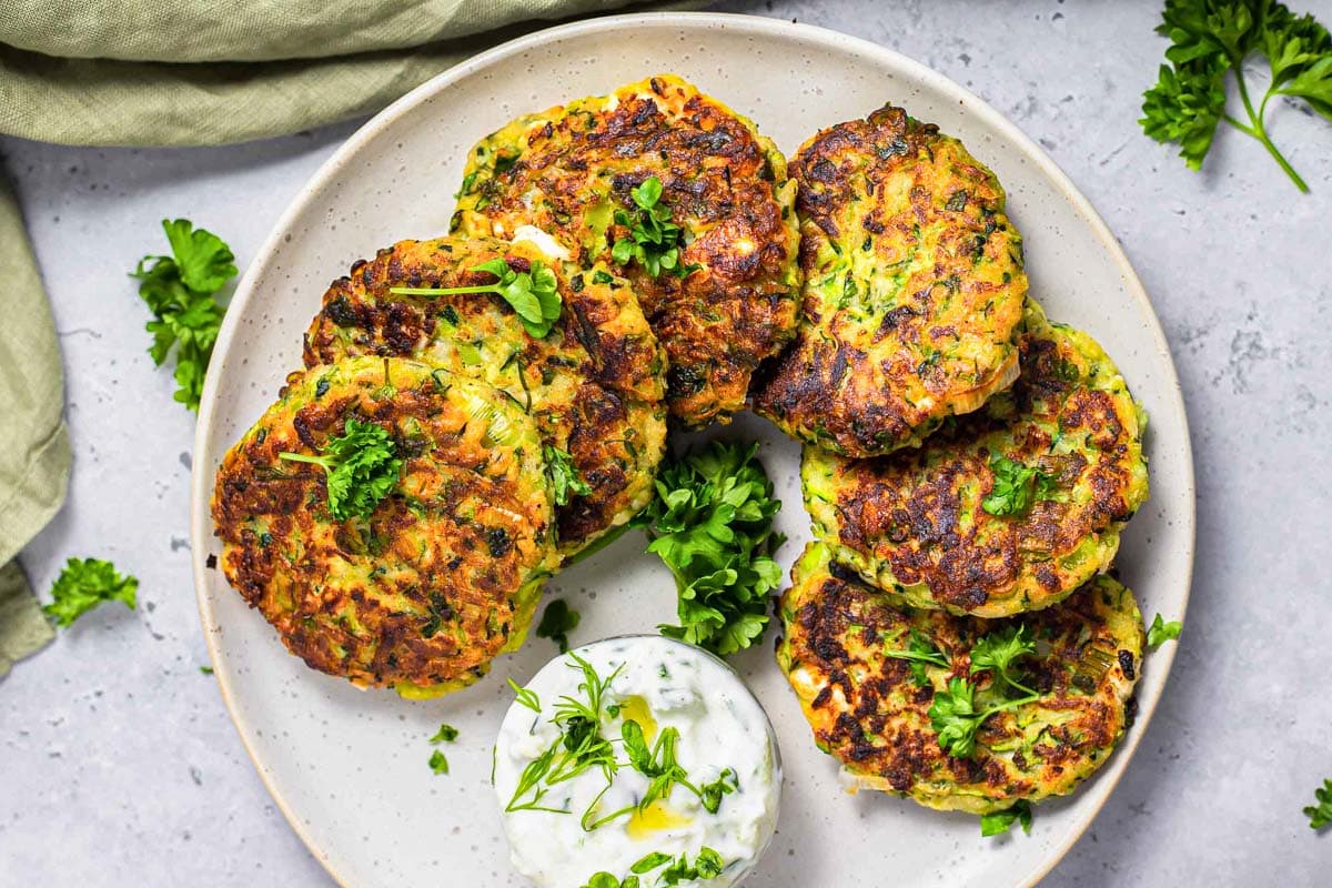 Rețeta originală grecească de Kolokithokeftedes. Cum poți face la tine acasă cele mai gustoase chiftele de dovlecei