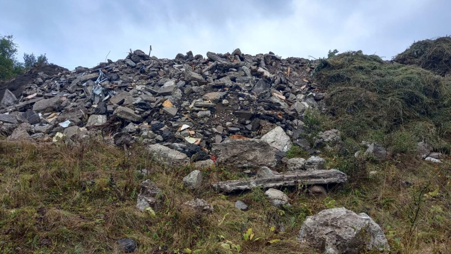 România are un „relief” din munţi de gunoaie. VIDEO nereciclat cu Câmpina „pitorească” din mijlocul deşeurilor