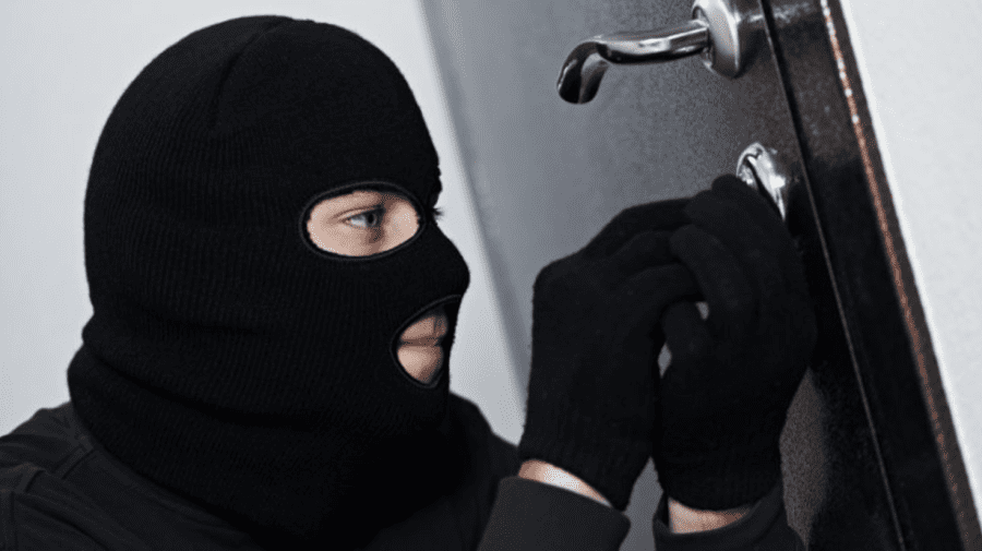 Cum a reușit un român să scape de trei hoți care voiau să-i spargă casa: „M-am gândit doar să-mi protejez fiicele”