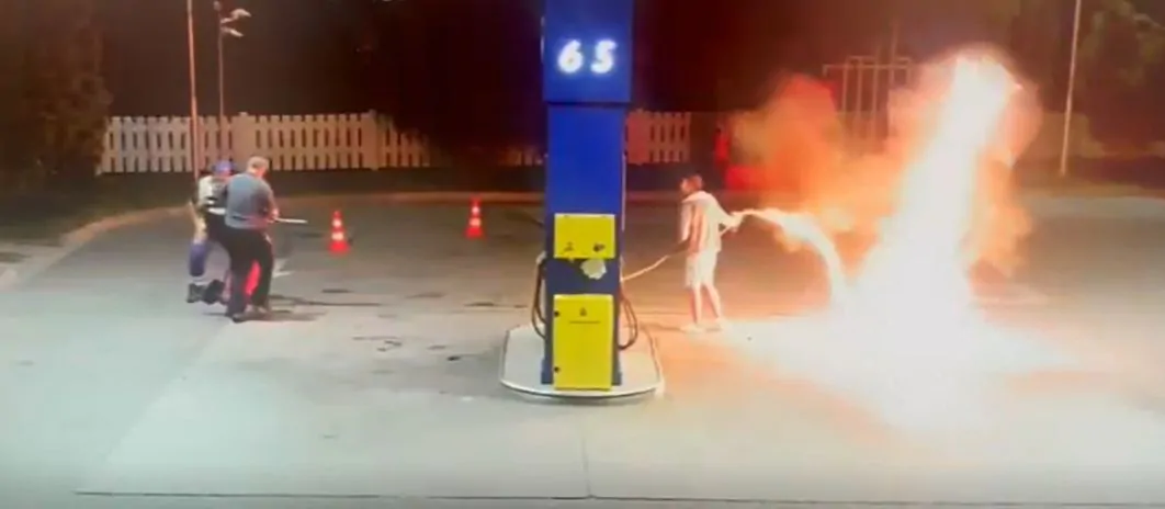 VIDEO Șoc în Timiș: Tânăr dă foc unei pompe de benzină, rănește un angajat și amenință că se aruncă de la etaj