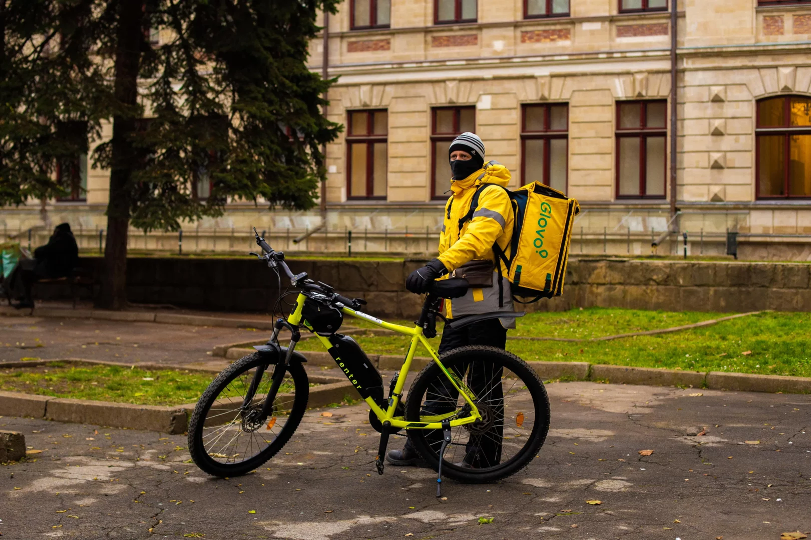 Livratorii platformelor digitale vor avea sindicat. Ce drepturi cer guvernului angajații Glovo, Bolt și Wolt