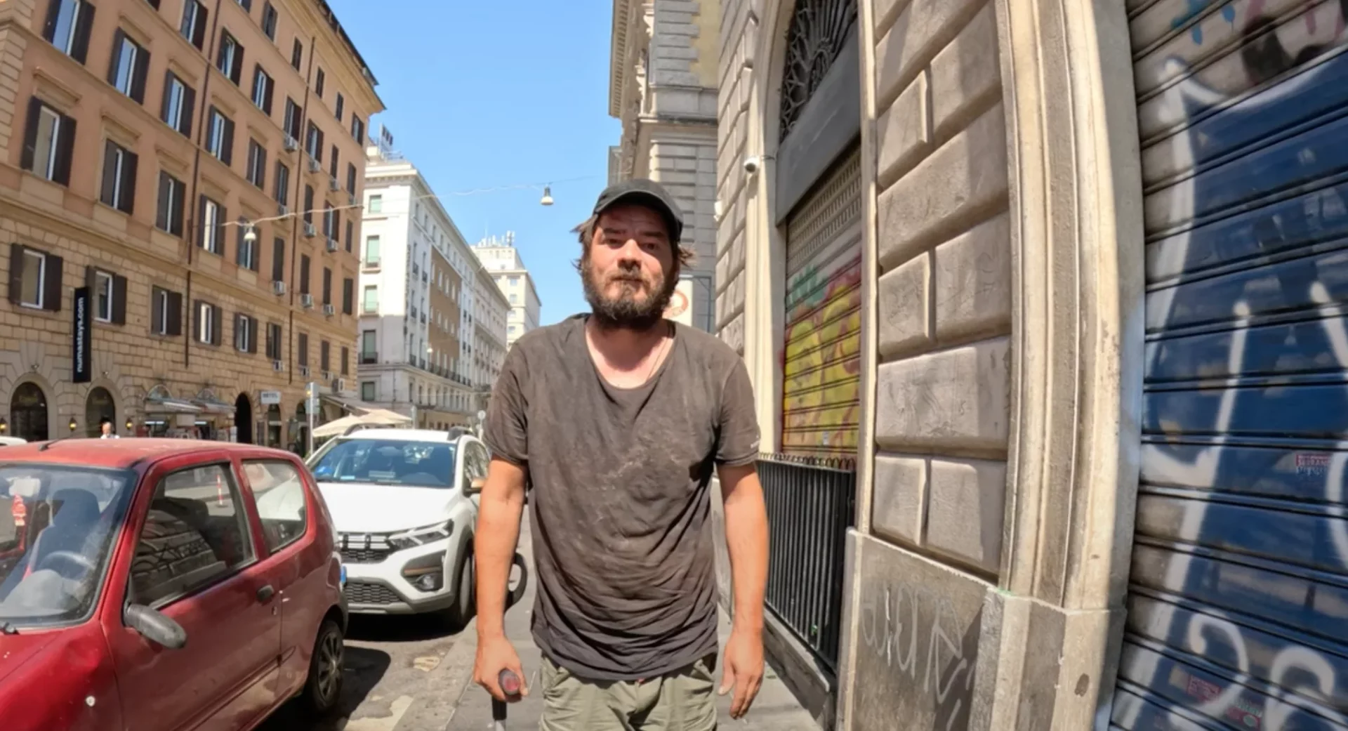VIDEO De la pierderea mamei sale până la lupta cu dependența de droguri, un român din Italia, care trăiește pe străzi, luptă să-și construiască un viitor mai bun