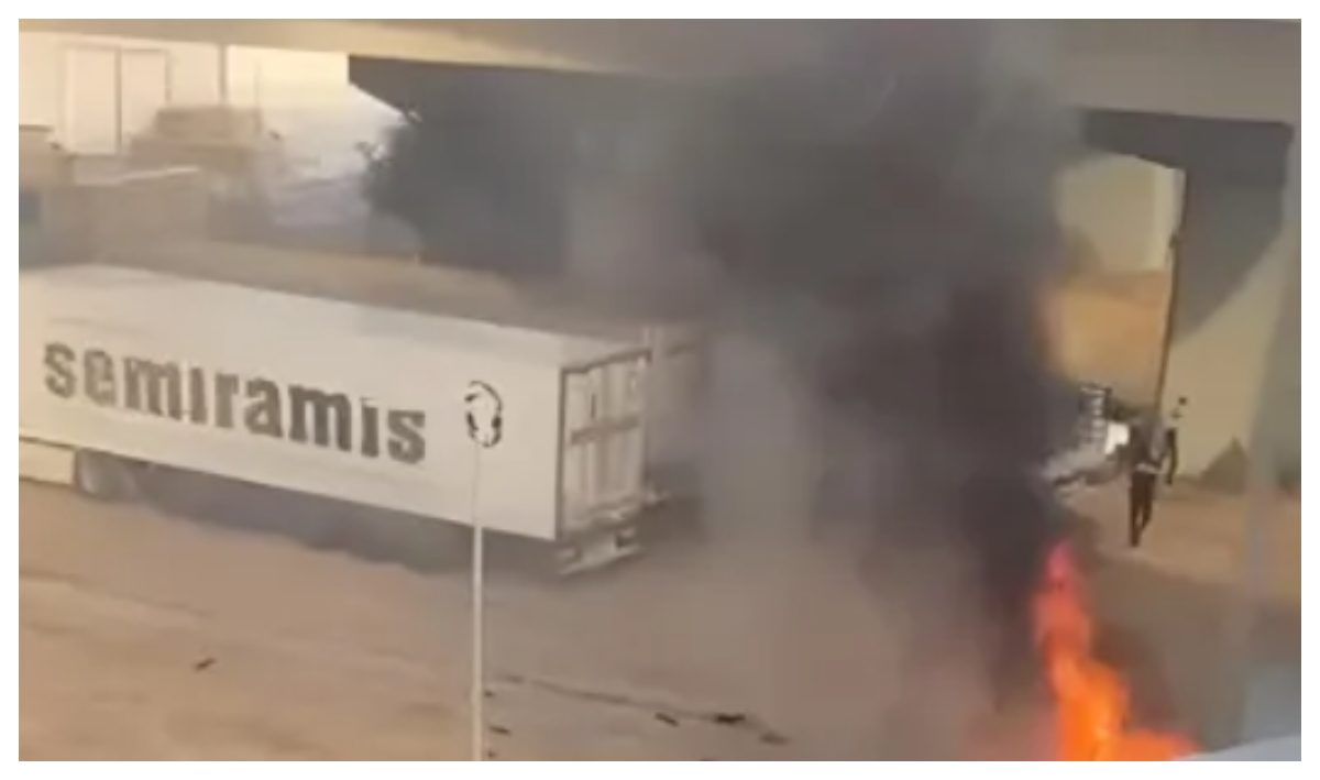 O mașină a luat foc după ce a căzut de pe o pasarelă din București. Șoferul a murit carbonizat