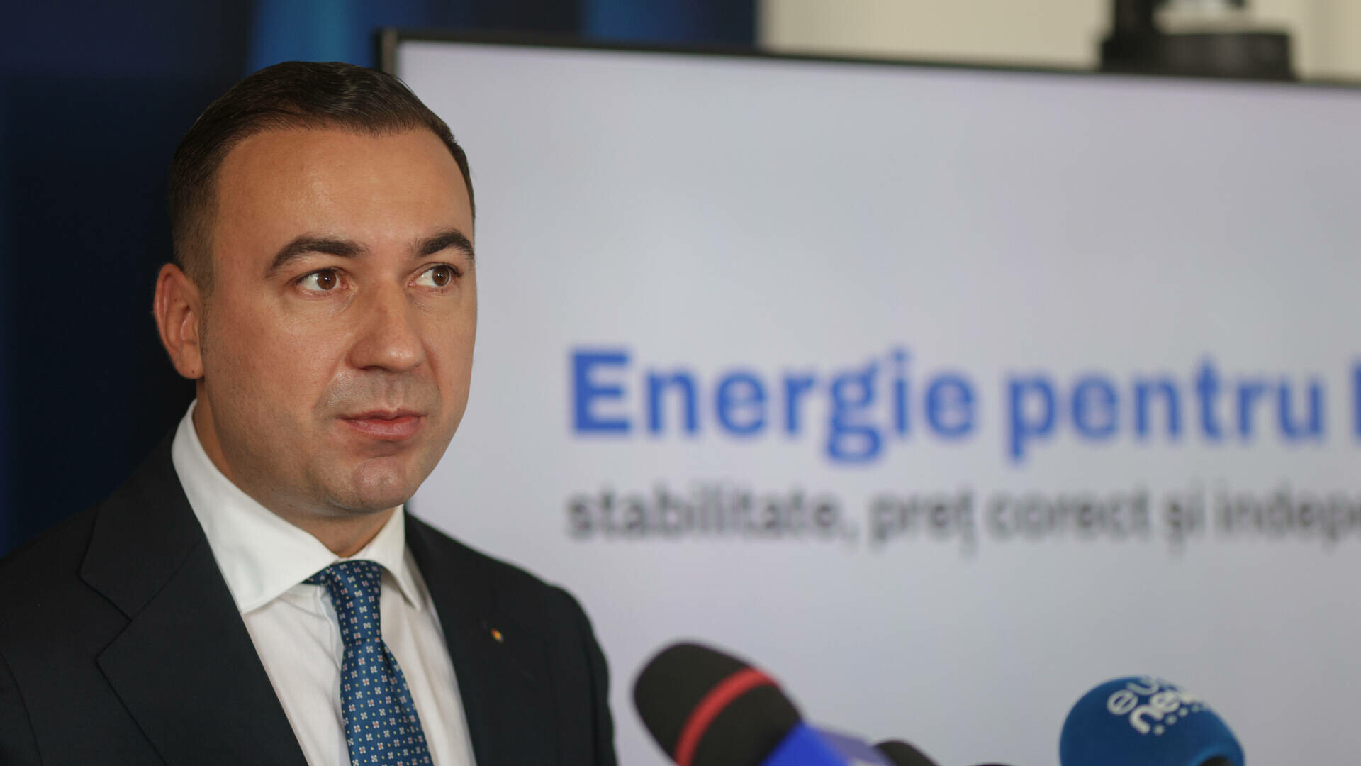 Ministerul Energiei cere 350 de milioane de lei din fondul de rezervă al Guvernului pentru a plăti datoriile Electrocentrale Craiova. Compania de stat ar fi altfel executată de banca de stat Exim, lăsând Craiova fără încălzire