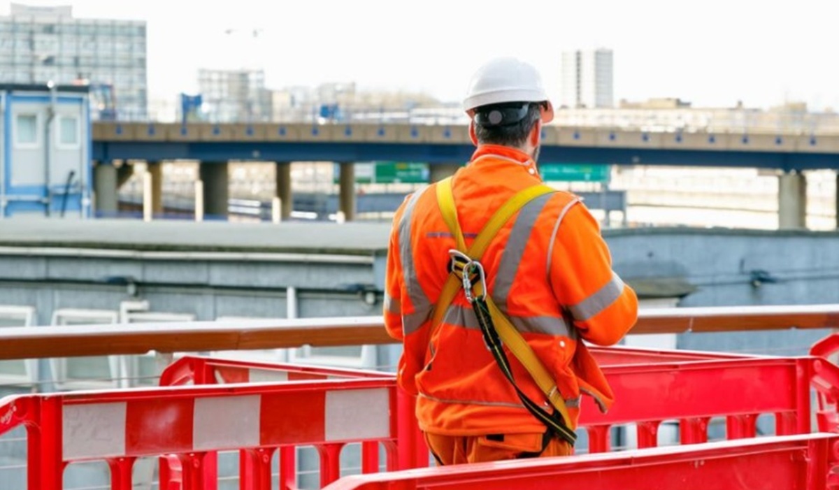 Gata cu românii care muncesc la negru în Anglia. Apare buletinul digital care combate migrația ilegală: „A fost prea ușor pentru oameni să vină aici”