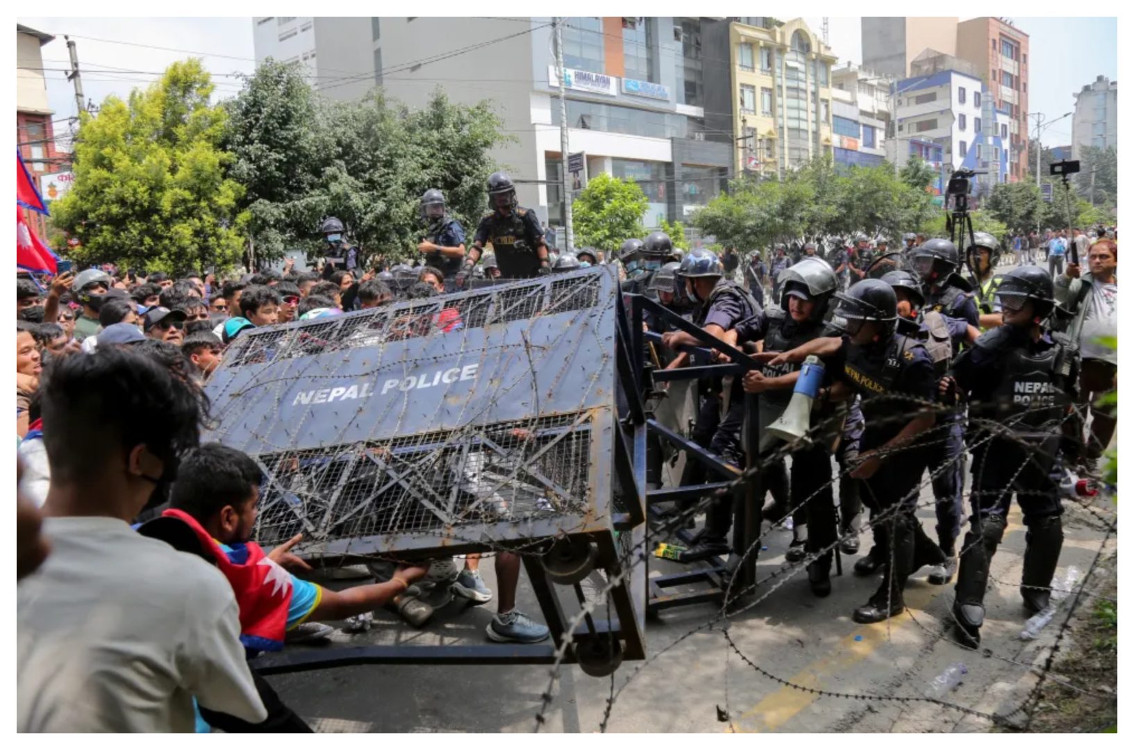 Premierul Nepalului şi-a dat demisia. Prima revoluţie a „Generaţiei Z” are succes