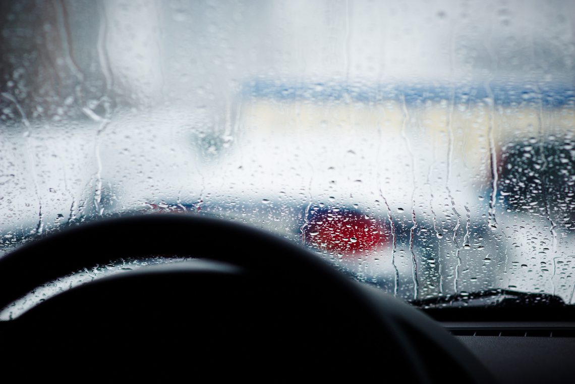 De ce se abureşte parbrizul de la maşină şi cum scapi definitiv de această problemă. Trucul banal de care puţini şoferi ştiu