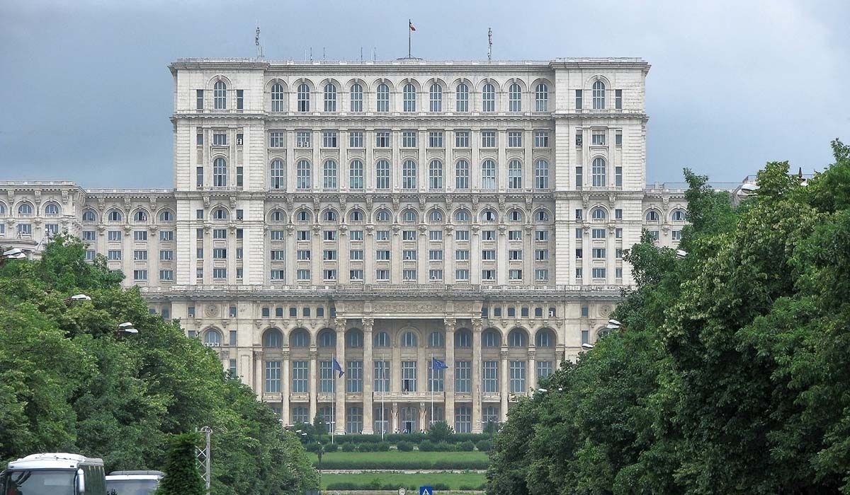 Scandal la Senat. Angajații vor să dea jos antenele de pe clădirea Parlamentului, după ce au rămas fără sporul de antenă
