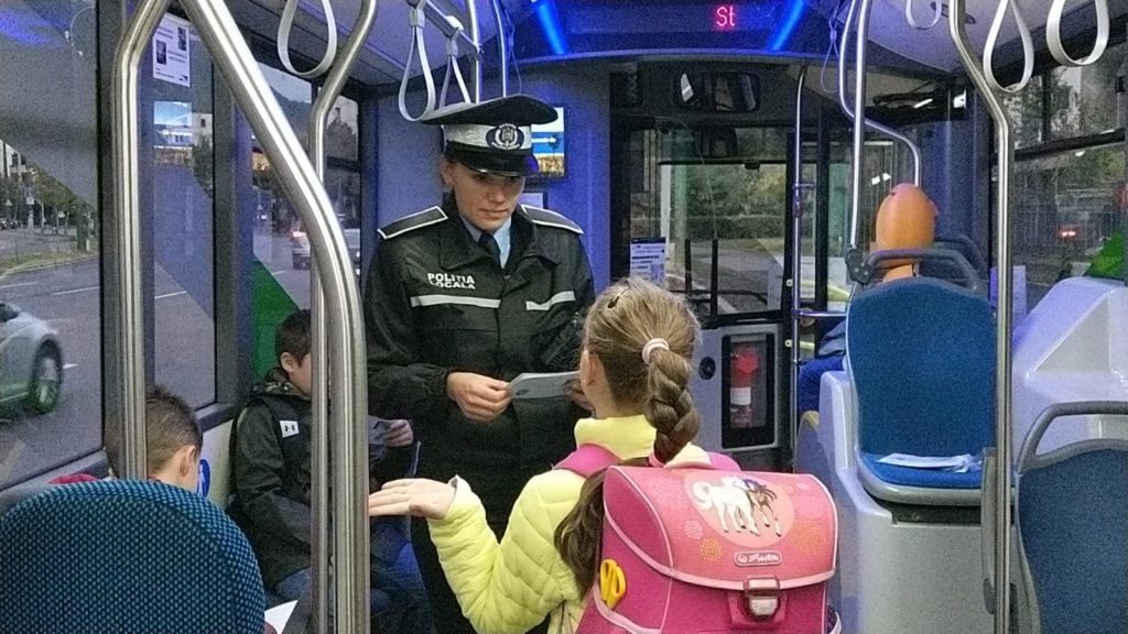 Orașul din România unde elevii merg la școală cu autobuze speciale, însoțiți de polițiști: „Ar trebui să inspire pe toată lumea”