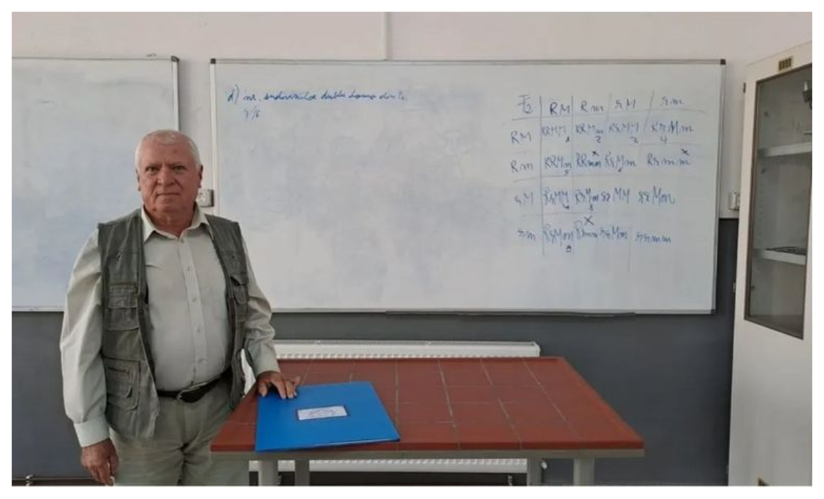 Un profesor de 80 de ani începe un nou an școlar. Predă fizică și este de 56 de ani la catedră