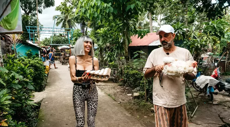 Raluca Bădulescu, surprinsă nemachiată şi fără perucă la Asia Express. „Şi acum mă filmezi aşa?” VIDEO