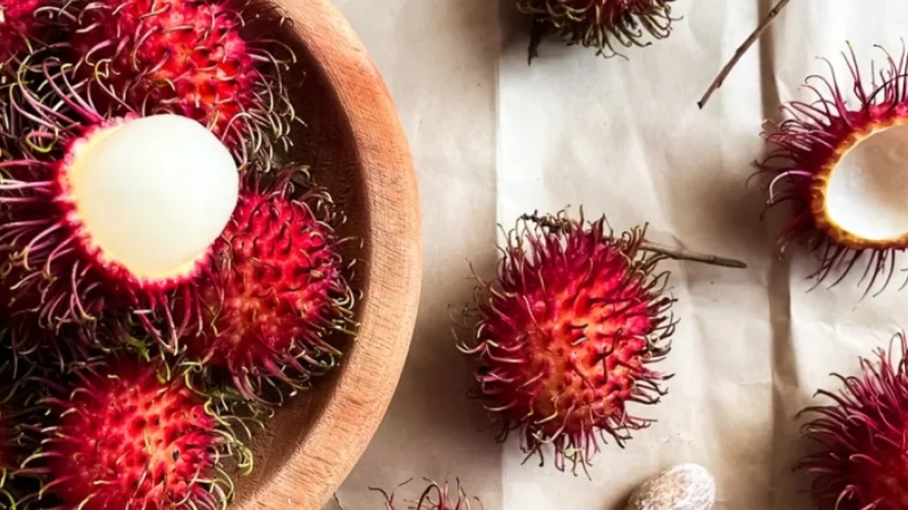 Fructul mai puțin cunoscut care are beneficii uimitoare asupra organismului! Ce trebuie să știi despre el