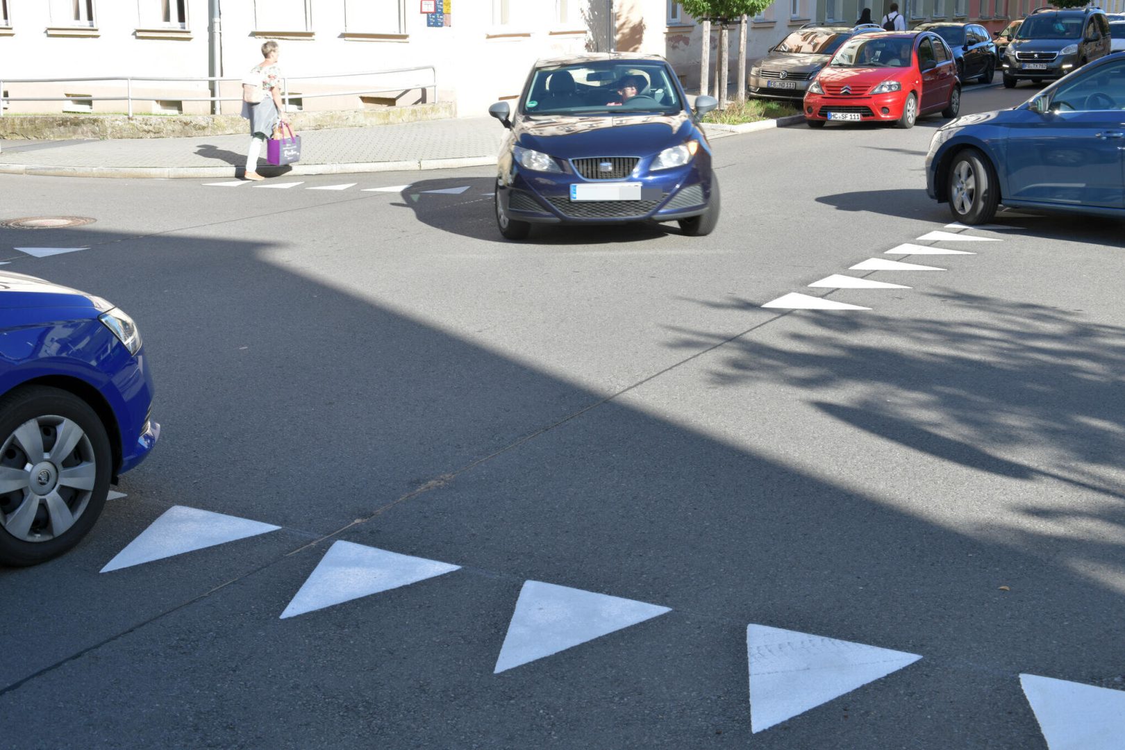 Ce reprezintă marcajele rutiere ”dinți de rechin”? În ce condiții sunt folosite triunghiurile albe și ce trebuie să facă șoferii care le întâlnesc