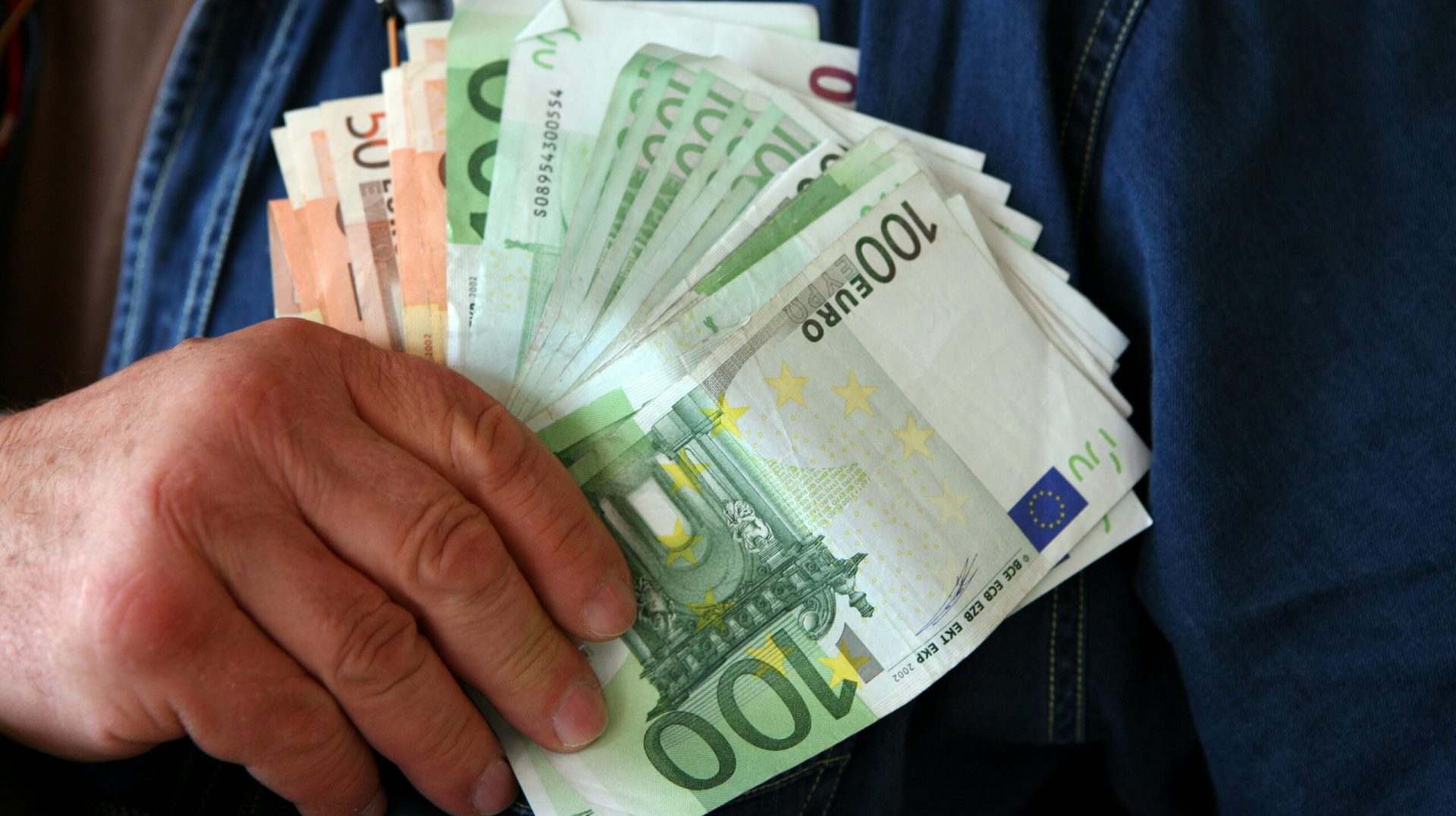 Salarii de până la 2.500 de euro pe lună, fără studii și fără experiență. În ce domenii pot câștiga românii acești bani