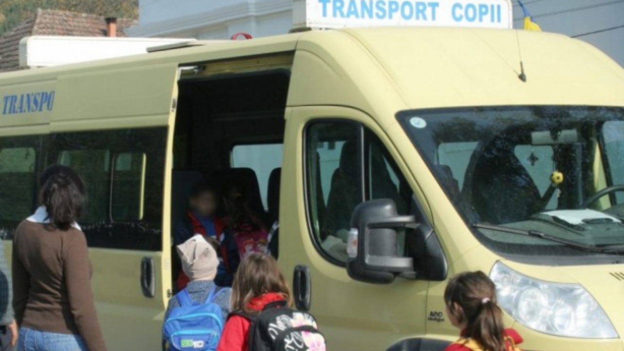 Incredibil! În România anului 2025, o elevă nu poate merge la liceu pentru că în sat nu există mijloace de transport în comun