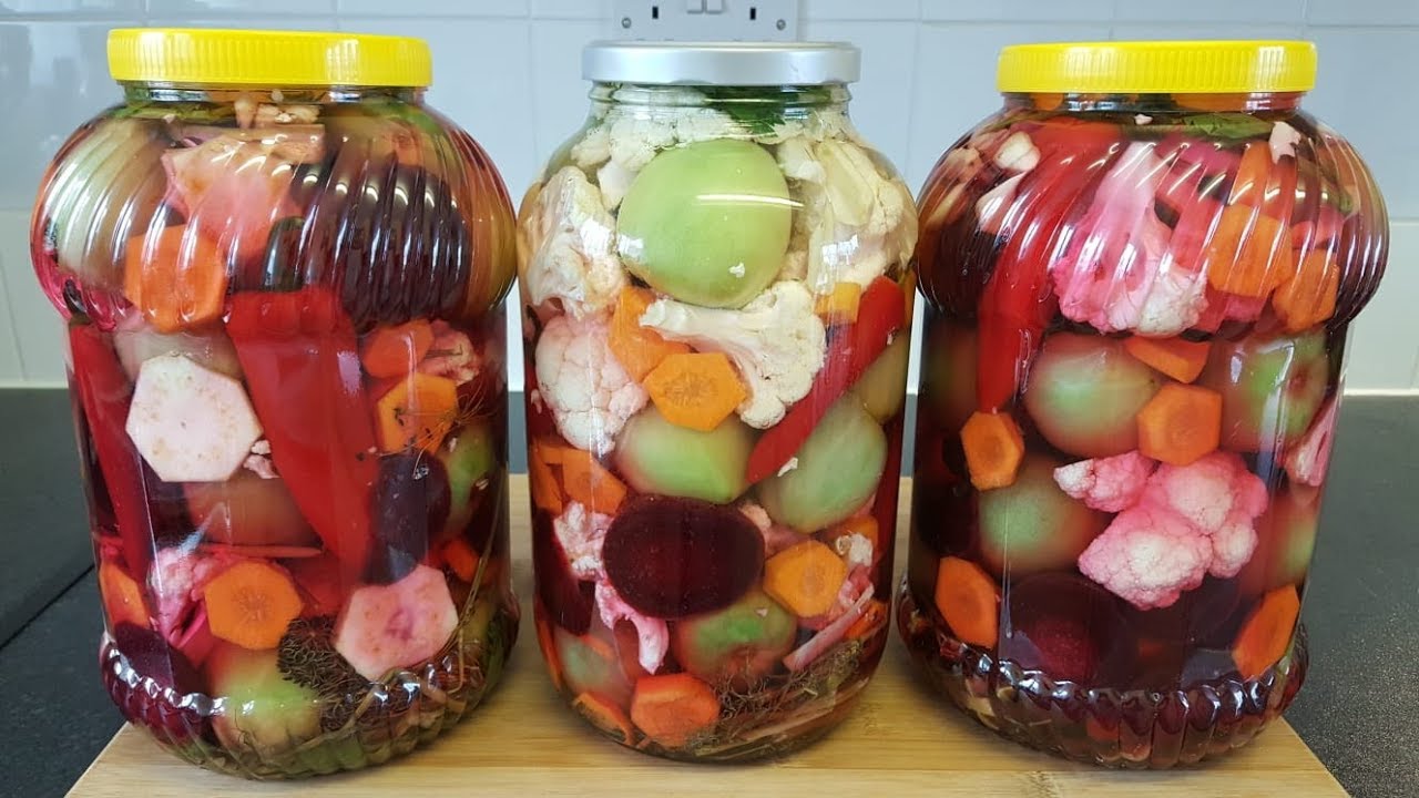 Secretul murăturilor perfecte, dezvăluit de Radu Anton Roman. Ingredientele care nu trebuie să lipsească din borcan