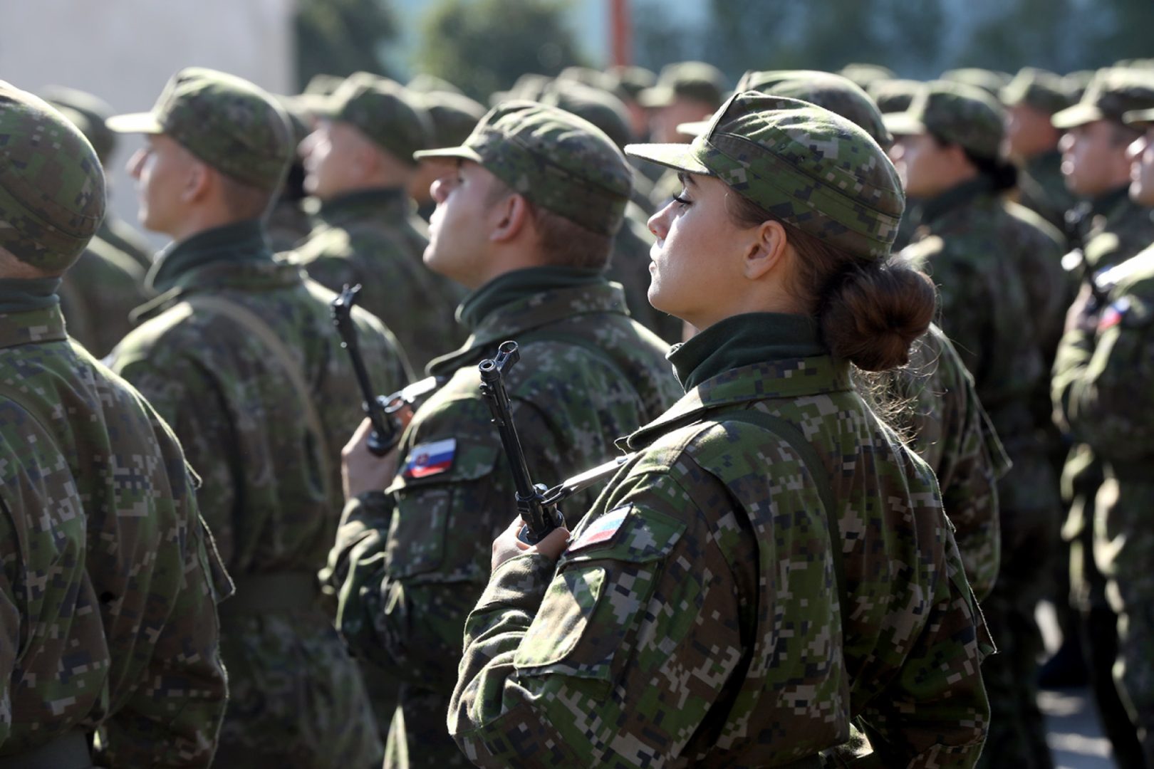 Anunţ oficial despre reintroducerea serviciului militar obligatoriu. Femeile vor putea participa doar voluntar