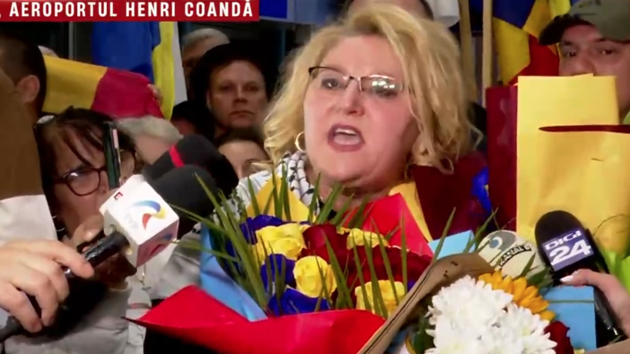 Diana Șoșoacă s-a întors în România! Baie de mulțime pentru europarlamentara citată într-un dosar deschis pentru 11 infracțiuni: „Nu mă voi opri, nu voi tăcea, pentru că adevărul se răcnește, nu se șoptește”