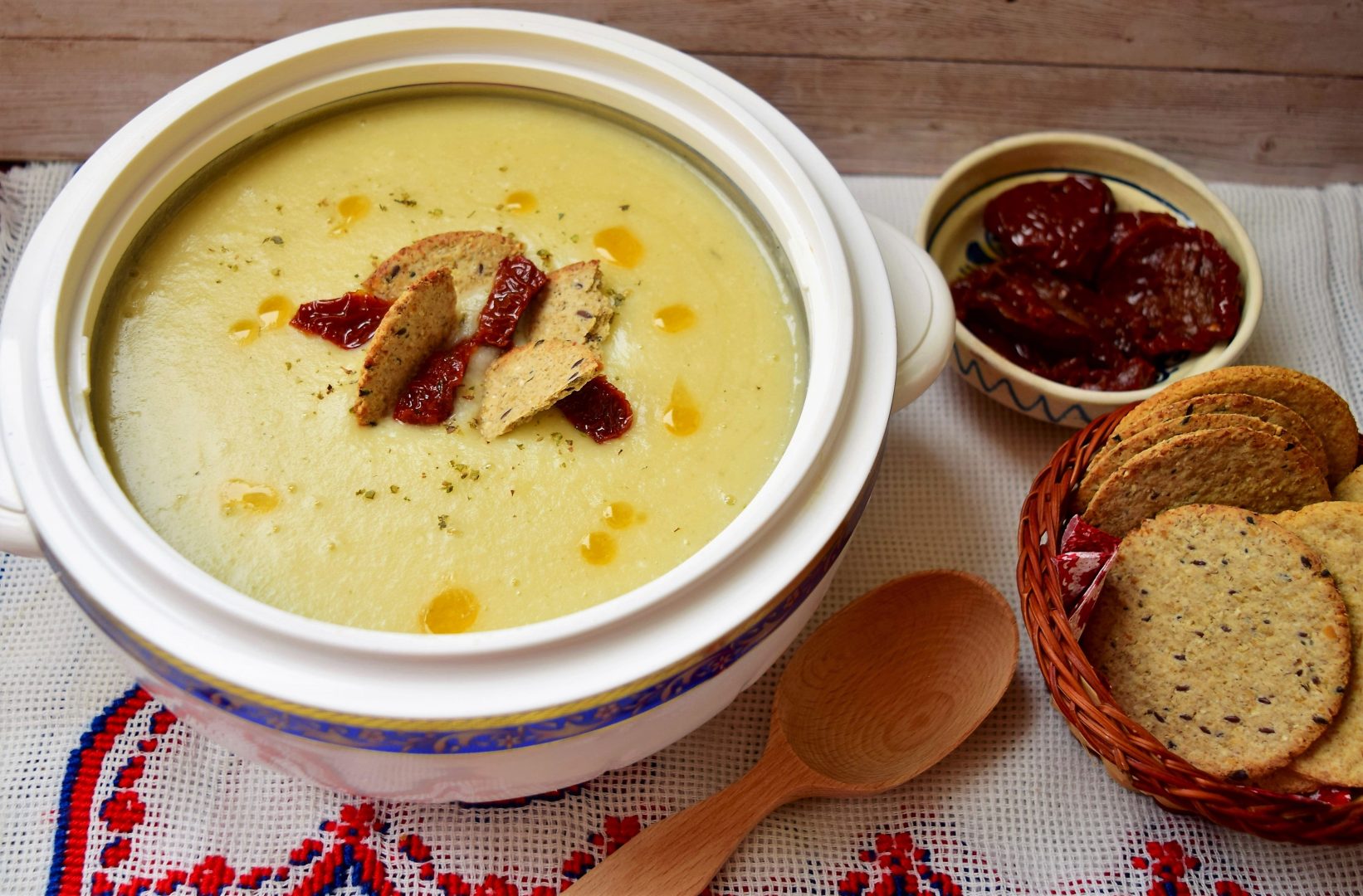 Cea mai gustoasă supă de usturoi. Rețeta care face furori în această toamnă