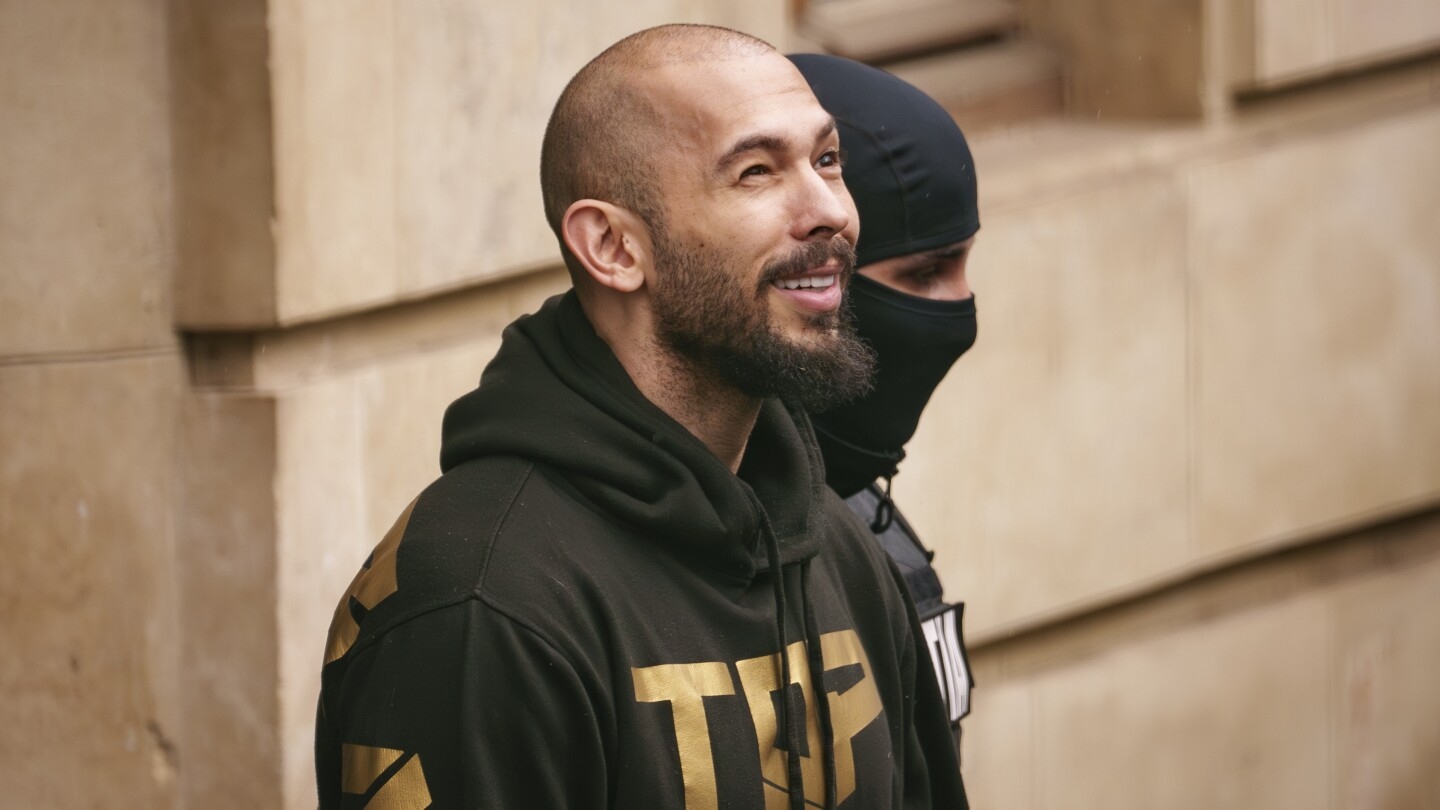 Andrew Tate scapă de acuzaţiile penale în cazul în care a fost acuzat de patru femei că le-a agresat. Procesul civil merge mai departe în Marea Britanie