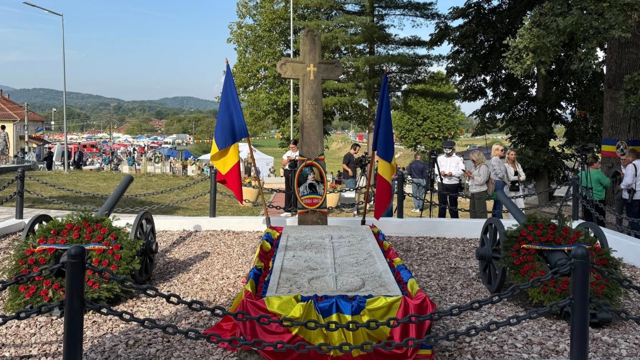 Mii de români sunt prezenți la Serbările Naționale de la Țebea, pentru a cinsti memoria lui Avram Iancu. Mesajul transmis de Nicușor Dan cu ocazia evenimentelor: „Este important să păstrăm vie memoria lui ca pe un îndemn pentru prezent”