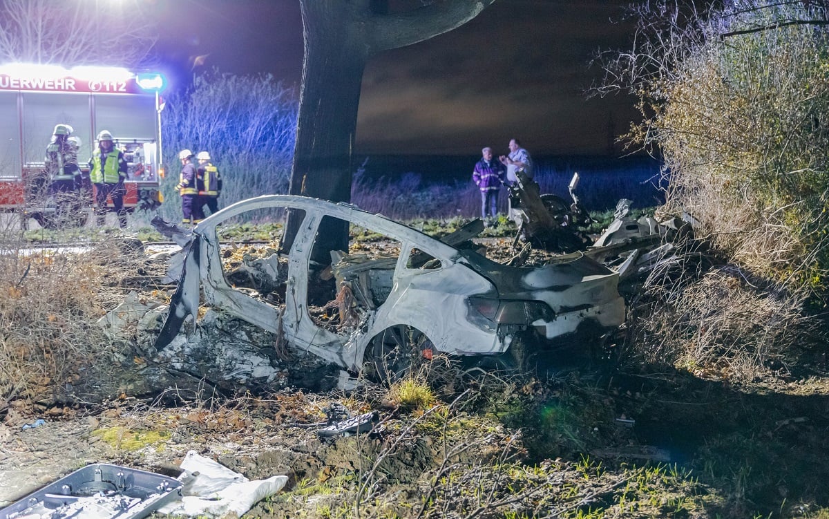 Șcene de groază pe șosea. Un bărbat și cei doi copii ai săi au ars de vii după ce au rămas blocați într-o TESLA