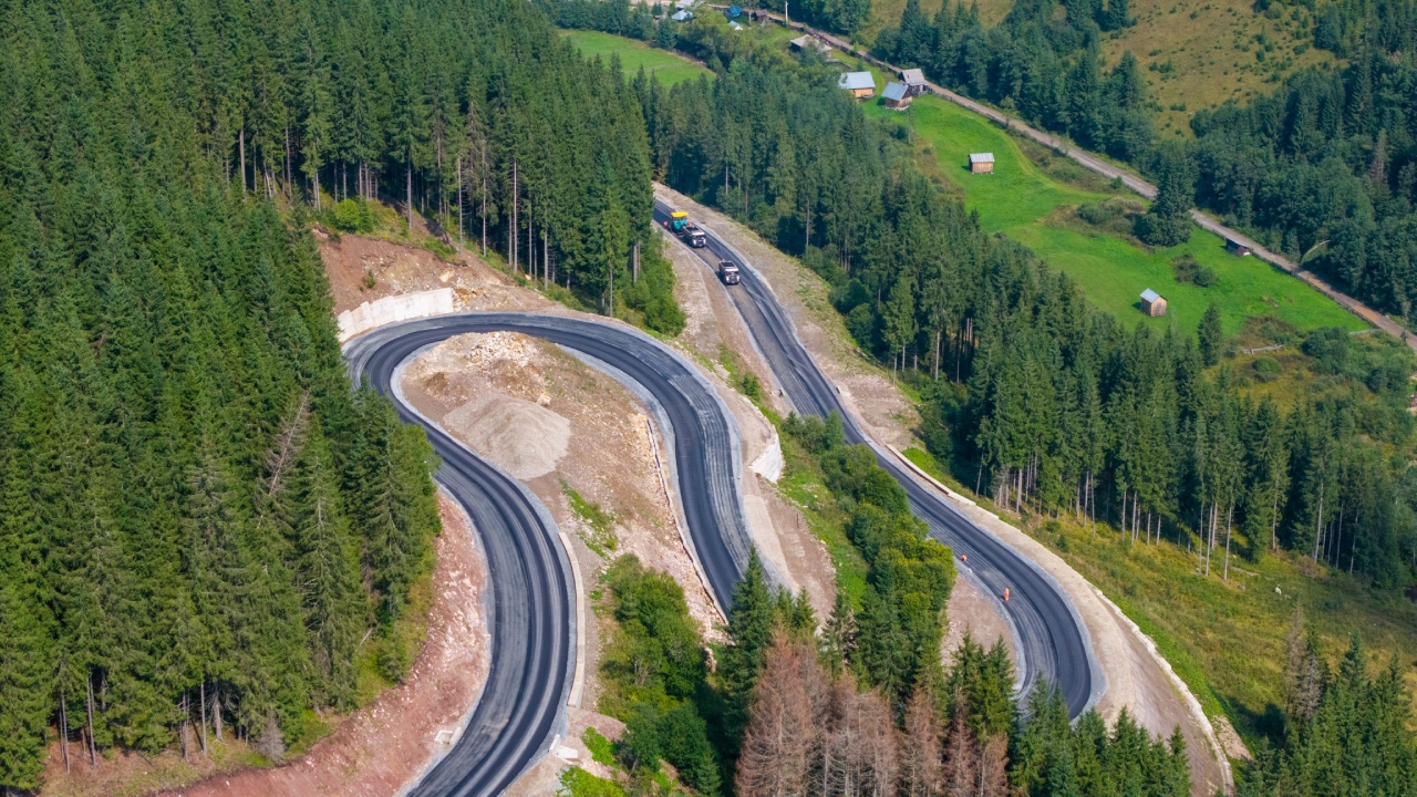 Drumul din Suceava care rivalizează cu Transalpina ar putea fi terminat înainte de termen. Investiția trece de 40 de milioane de lei