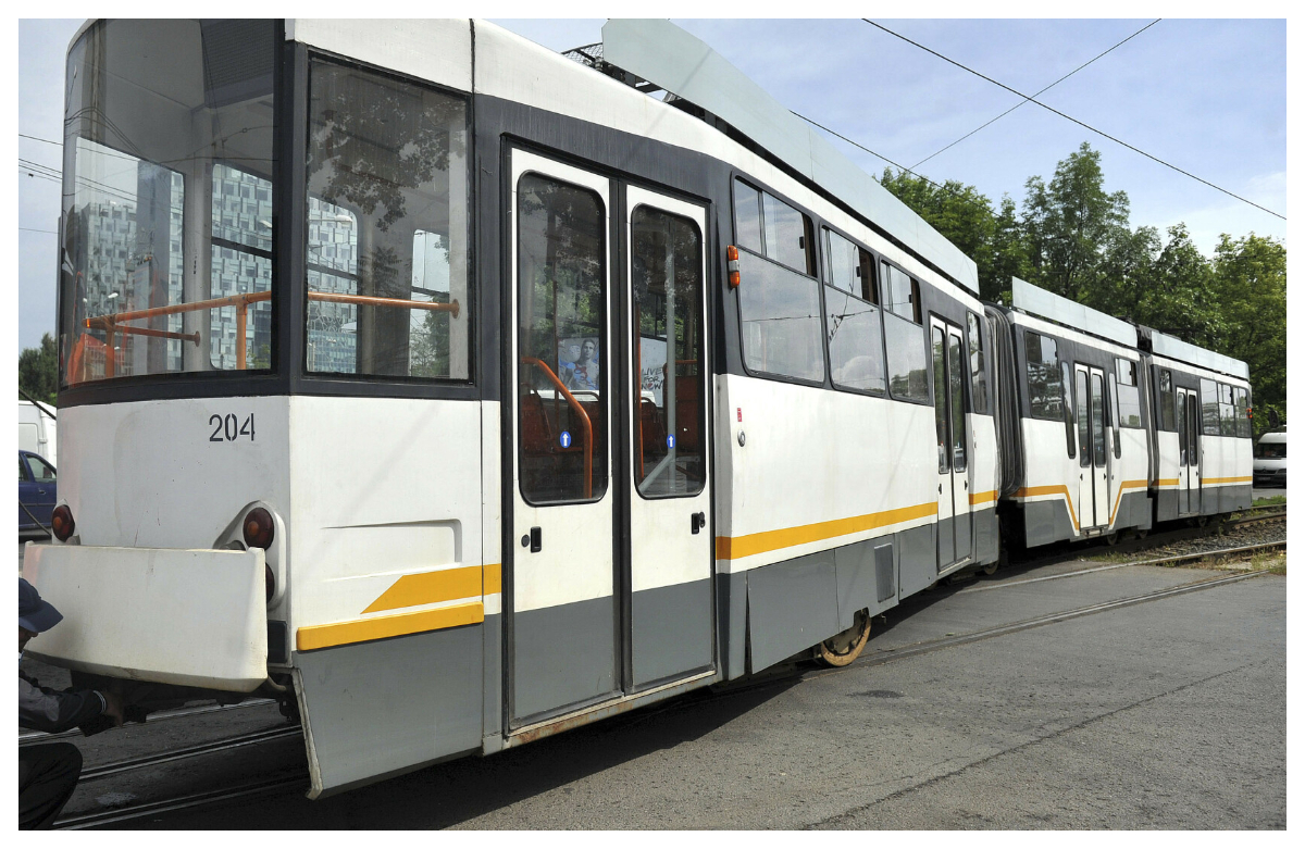 Tramvai deraiat în București. Vatmanul a lovit o trotinetă electrică abandonată pe șine
