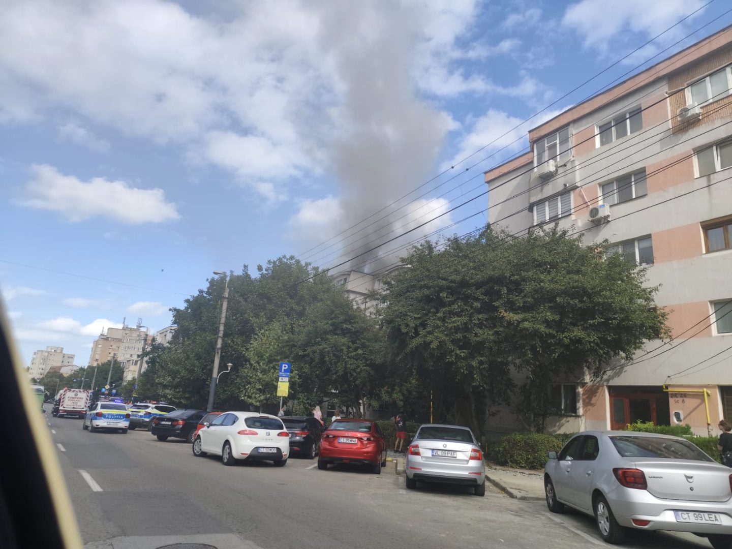 Incendiu la mansarda unui bloc din Constanța. Un bărbat a fost găsit inconștient în apartament