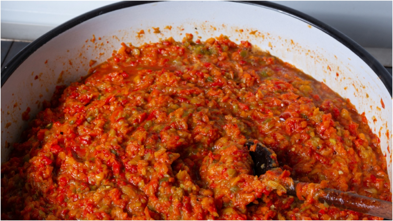 Superstițiile de care femeile țineau cont în trecut atunci când preparau zacusca. Motivul pentru care borcanele nu trebuie numărate