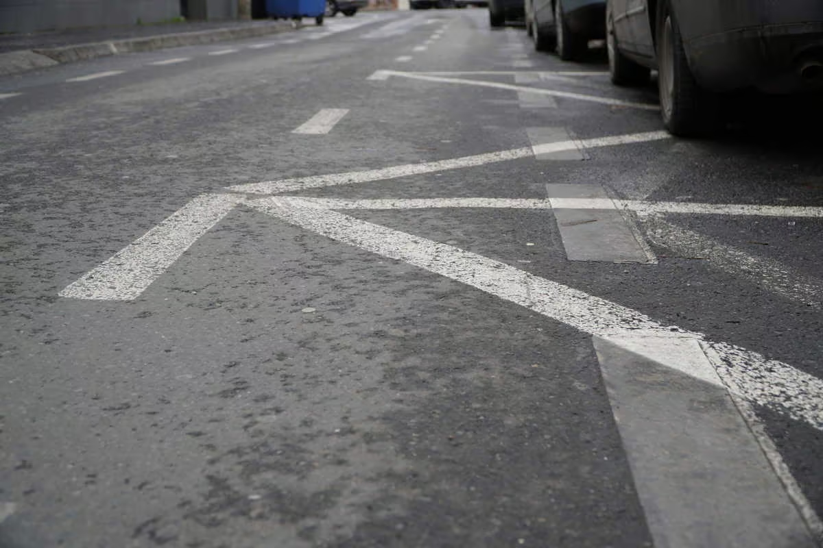 Marcajul rutier pe care majoritatea şoferilor nu îl cunosc. Ce reprezintă semnul „zig zag”. Amenzile sunt uriaşe pentru acest gest simplu