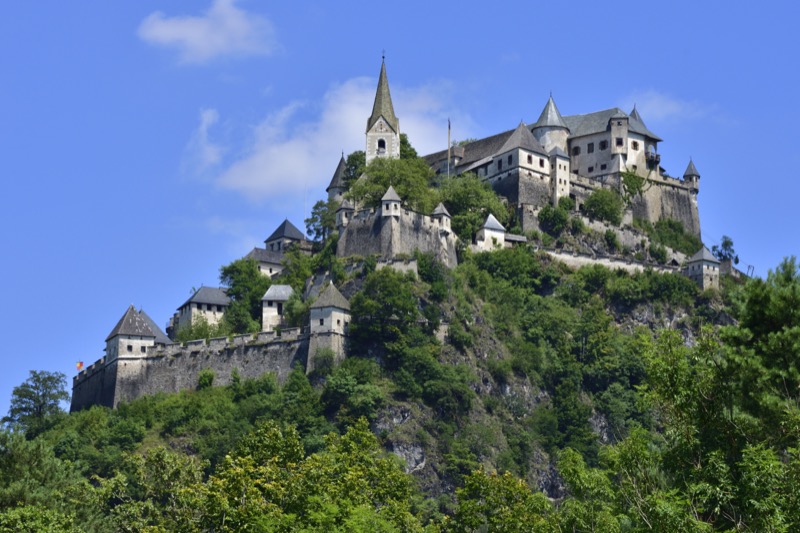 Austria angajează români: salarii de peste 20.000 de euro pe an într-una dintre cele mai bogate țări din Europa