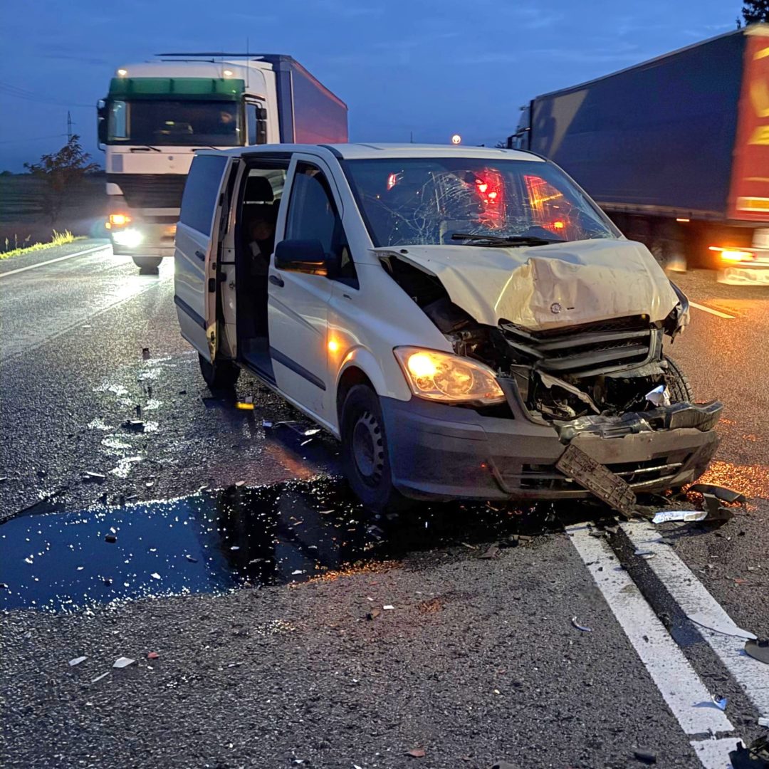 Patru răniți după un accident dintre o autoutilitară şi un microbuz, în Giurgiu