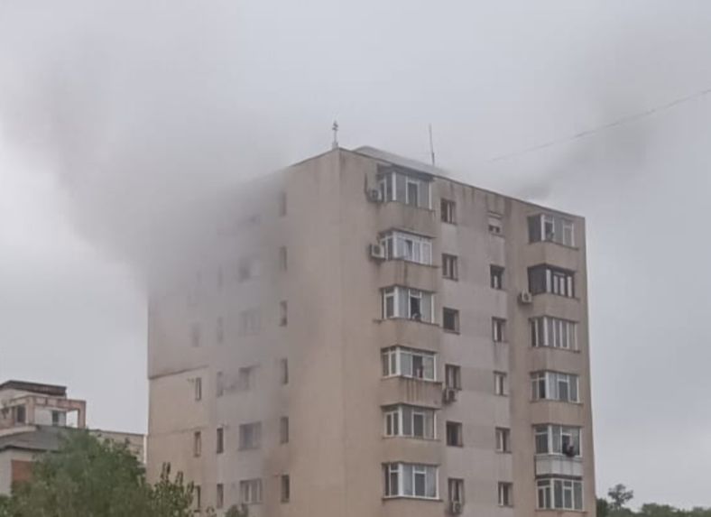 Incendiu într-un bloc din Iași. Patru persoane au ajuns la spital cu intoxicație cu fum