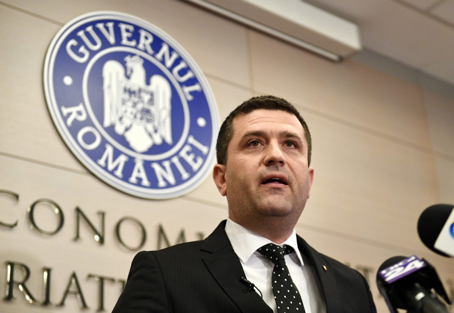 CUTIA NEAGRĂ. Ţeparii guvernării dau marele tun cu avuţia ţării. Culisele turbulenţelor de la Salrom