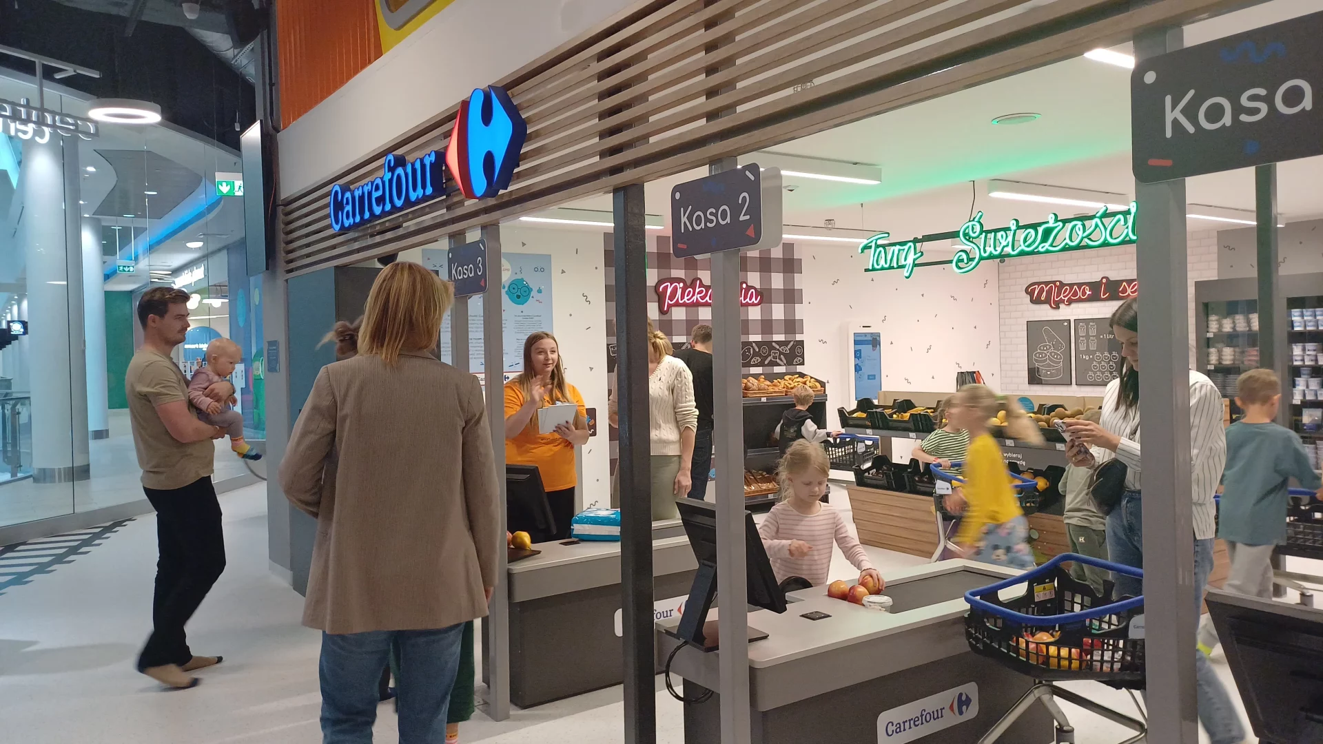 Carrefour deschide primul supermarket în miniatură dedicat exclusiv copiilor