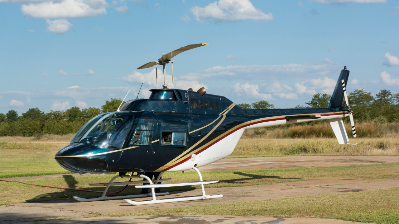 Șpagă livrată cu elicopterul: Un controlor de calitate de la un hipermarket cunoscut a primit mită de la un producător pentru a aproba vânzarea de produse neconforme