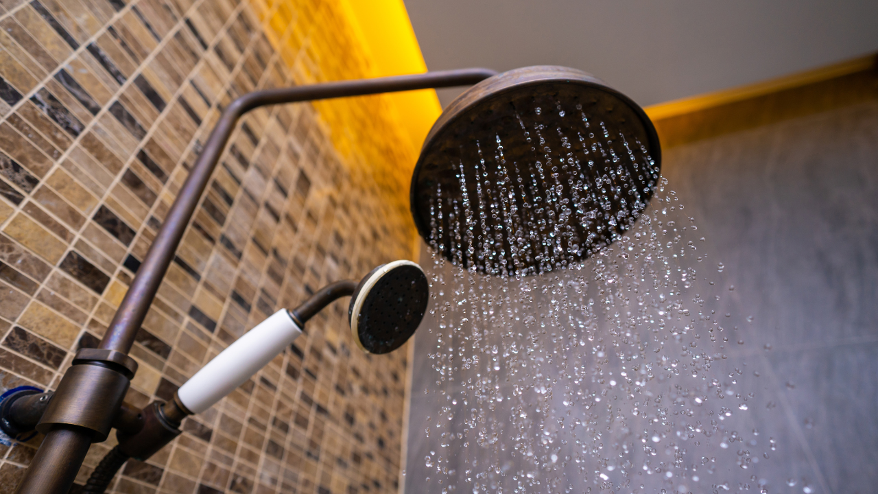 De ce nu este bine să urinezi în timp ce faci duș? Creierul tău face o asociere care dăunează pe termen lung