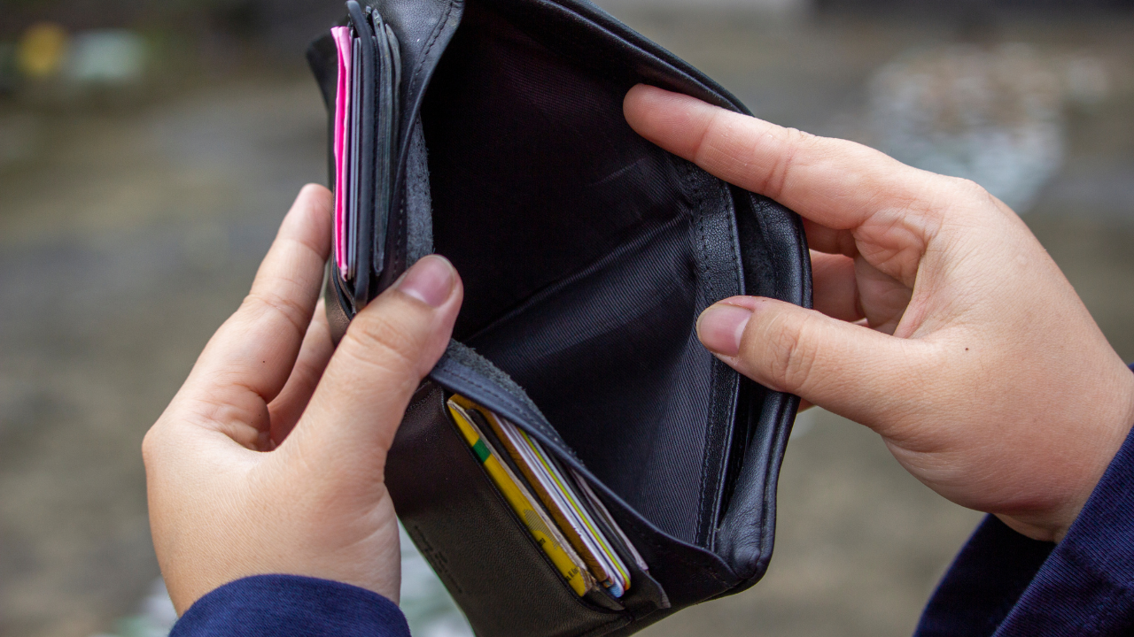 Caz social sau simplă eroare de sistem? O sută de oameni din Galați au pensii calculate la 1 leu