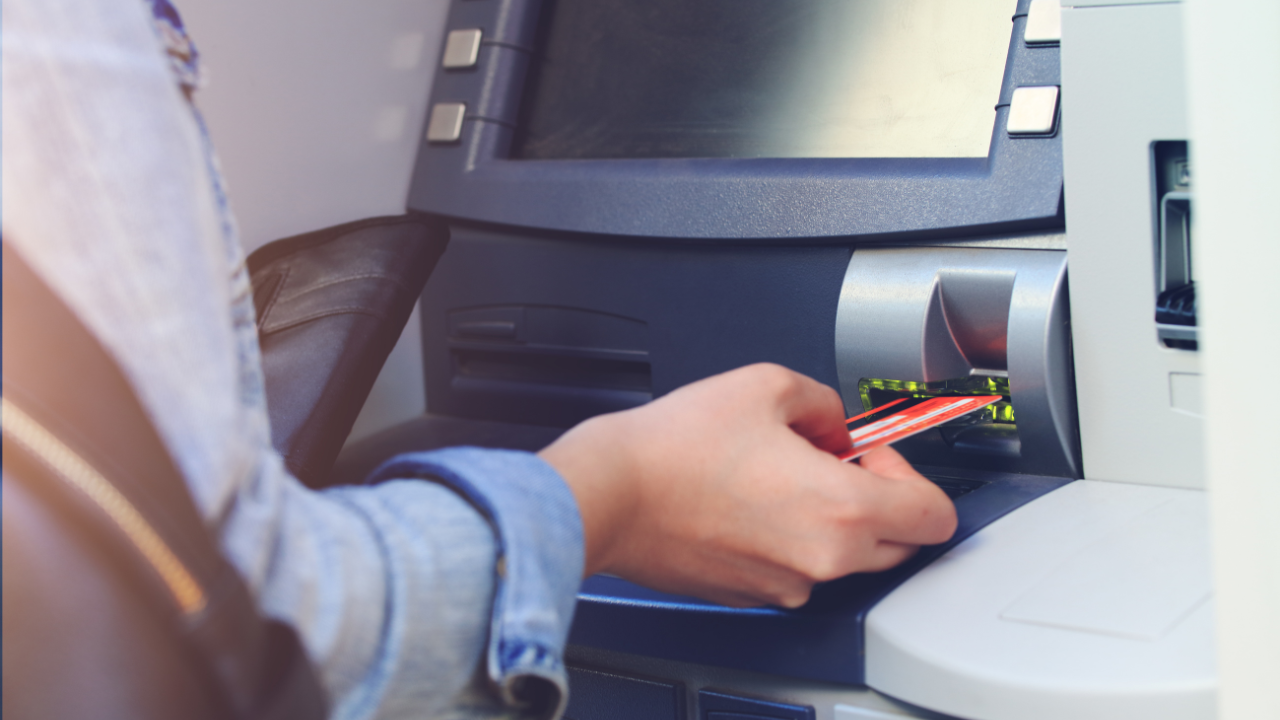 Din octombrie, băncile pot bloca conturi: Noile reglementări se aplică și în Germania