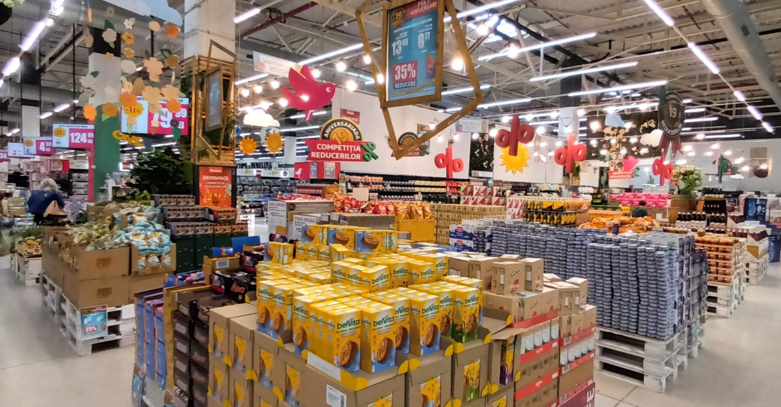 Reduceri de până la 50% la Auchan şi şansa la 19.000 lei cash în tombolă. Cursa ofertelor are 19 produse cu preţ special
