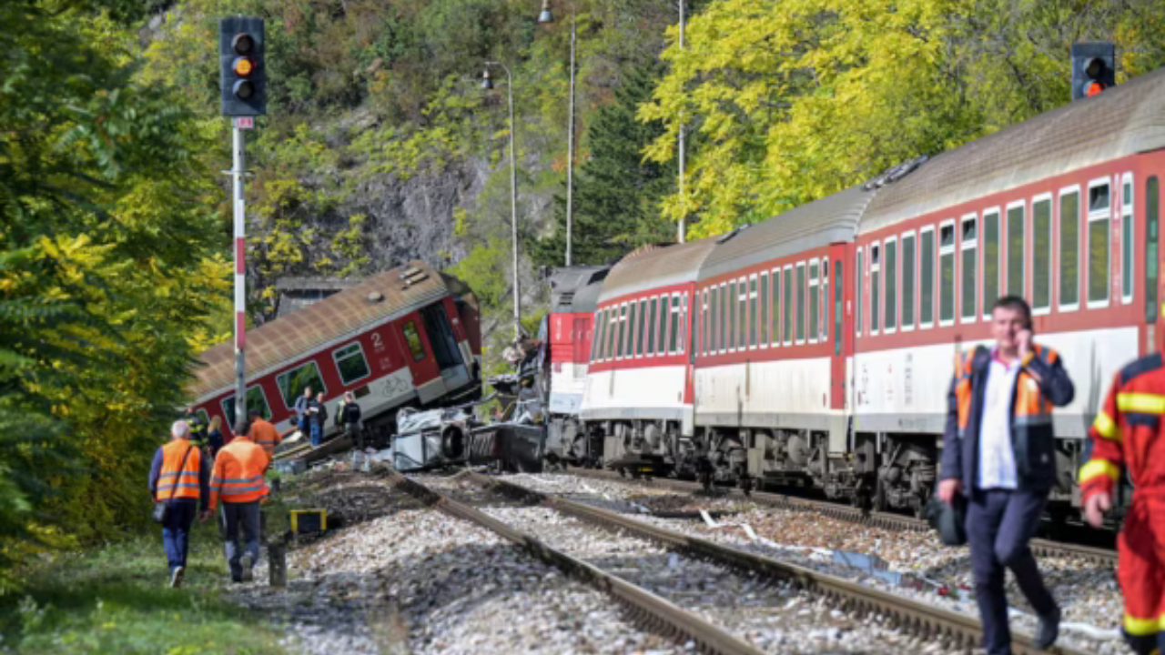 Accident feroviar grav în Slovacia: Cel puțin 66 de persoane au fost rănite după ce două trenuri s-au ciocnit