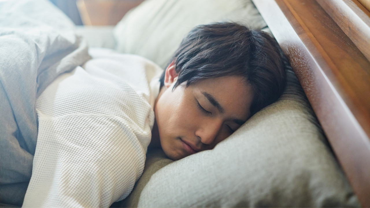 Somnul pe burtă, mai periculos decât crezi: Riscuri pentru gât, spate și sănătatea generală