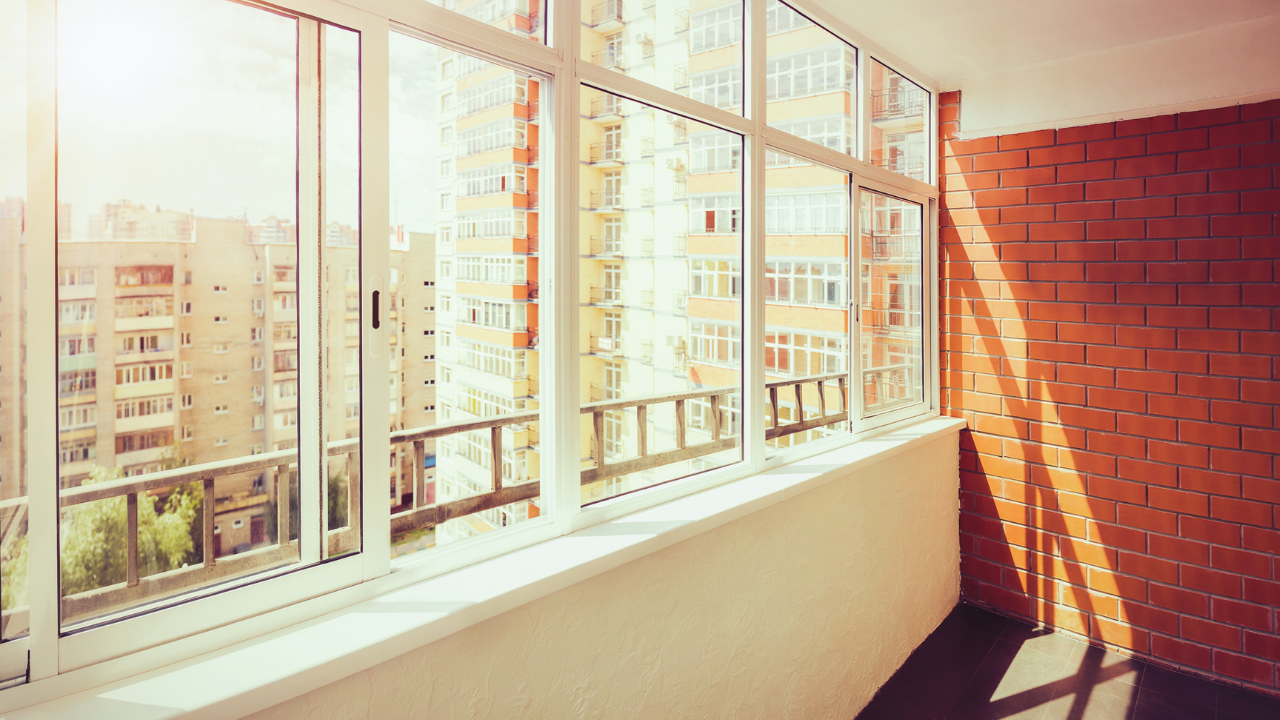 Închiderea balconului cu termopan, soluție de lungă durată pentru reducerea facturilor. Iată cât te costă un astfel de proiect în 2025