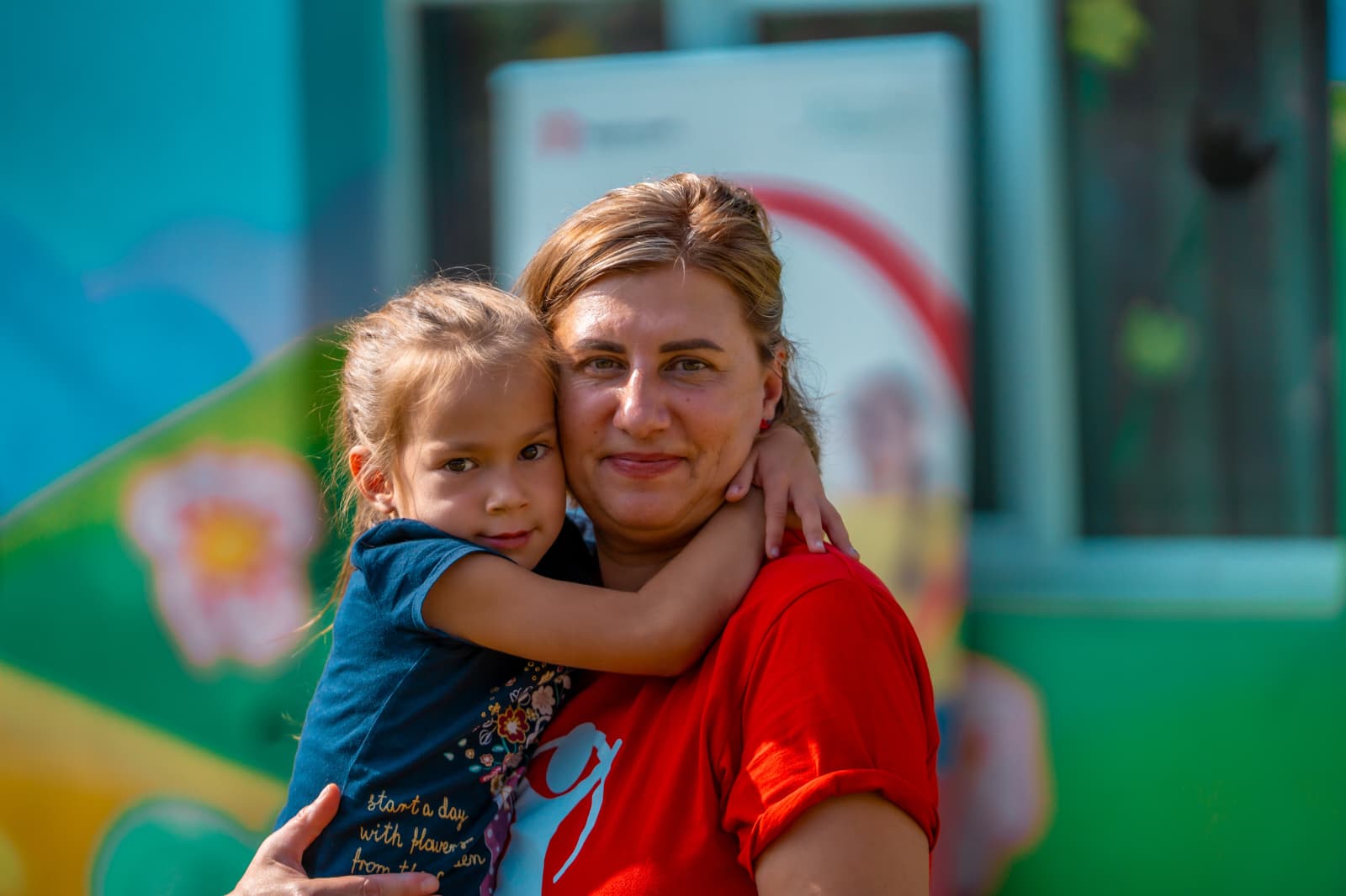 Sondaj Salvaţi Copiii: Reunirea familiilor din Diaspora este complicată. Mamele care muncesc în străinătate nu găsesc job în România