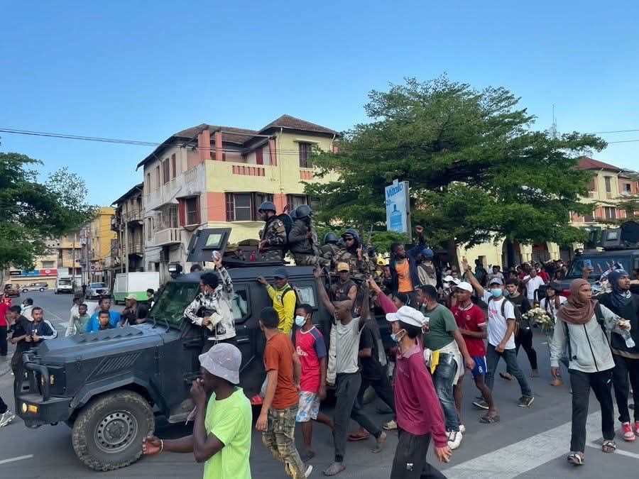 VIDEO Furia Gen Z se extinde. Lovitură de stat în Madagascar, armata s-a alăturat protestatarilor