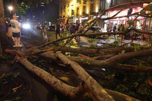 Tornadă devastatoare lângă Paris, câteva minute au fost suficente pentru prăpăd VIDEO